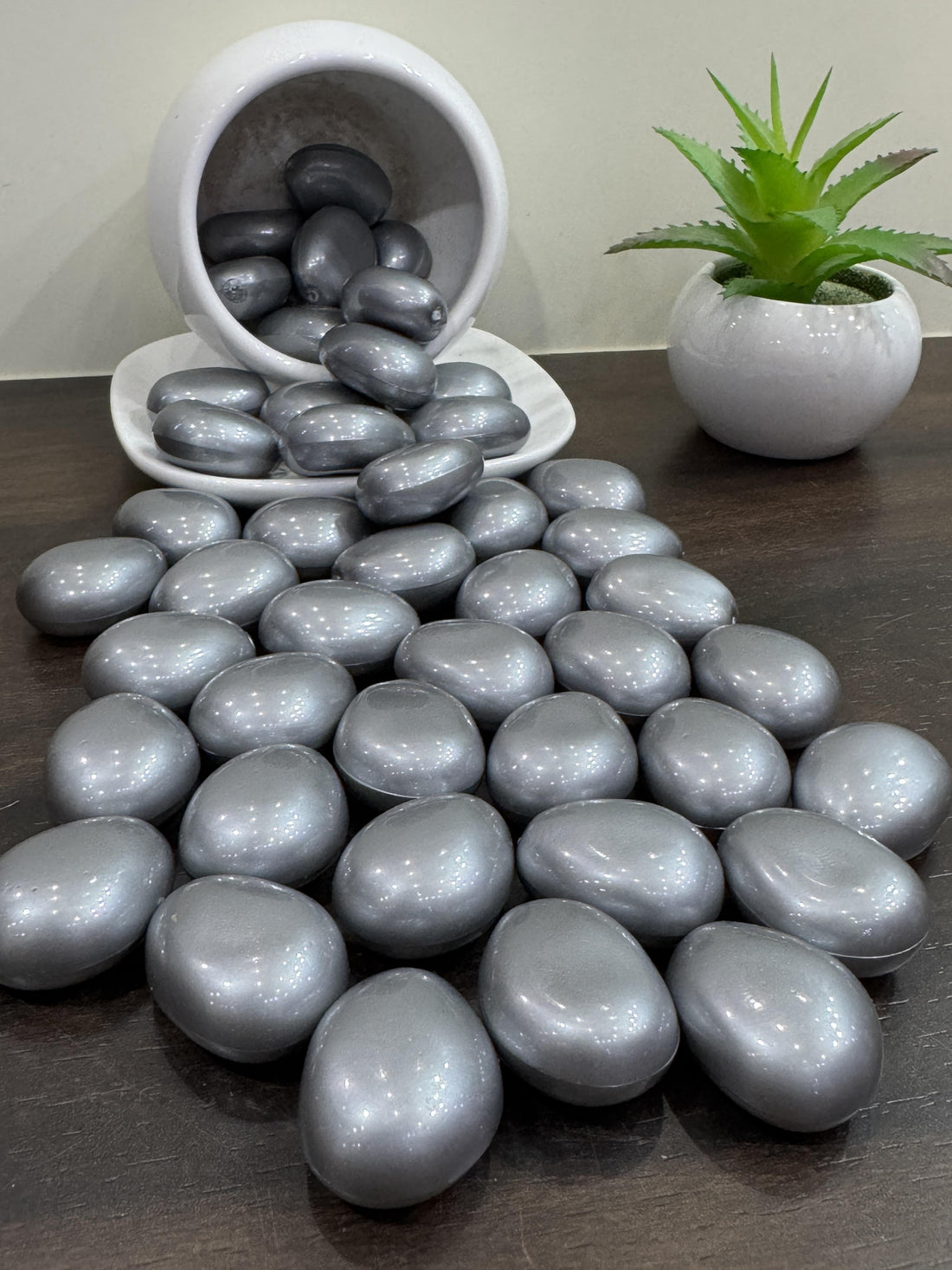 Silver Acrylic Pebbles – Glossy Decorative Stones for Aquarium, Vase, Garden &amp; Home Decor