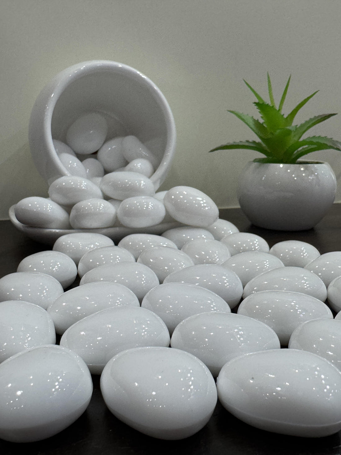 White Glossy Acrylic Pebbles – Decorative Stones for Aquarium, Garden, Vase &amp; Home Decor
